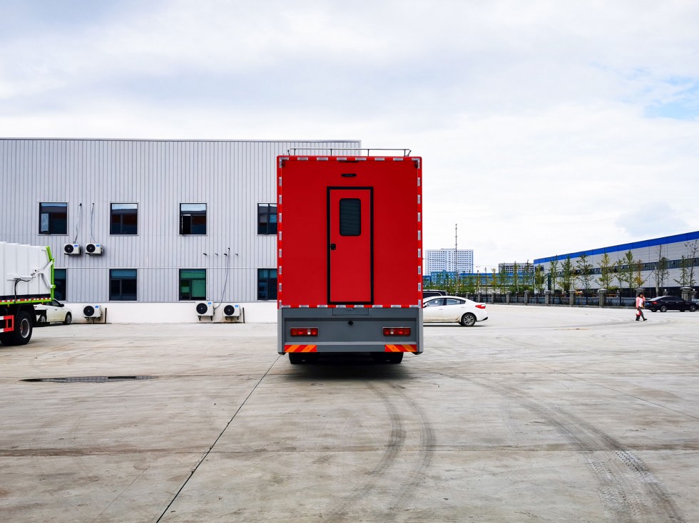 重汽汕德卡宿營(yíng)車-32床 重汽汕德卡宿營(yíng)車-32床